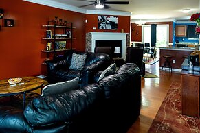 Amazin Lrg 3 Bed house w/ King bed