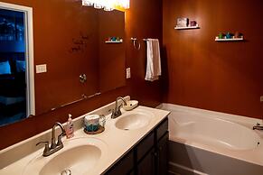 Amazin Lrg 3 Bed house w/ King bed