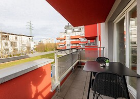 Modern Stylish Apartment w Balcony View