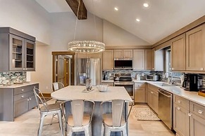 Experience Modern Relaxation & Luxury At Its Best! 2 Bedroom Condo by 