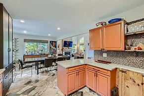 2 Bedroom PLATINUM Vacation Paradise! Hot Tub,Kick back in Style! 2 Ho