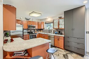 2 Bedroom PLATINUM Vacation Paradise! Hot Tub,Kick back in Style! 2 Ho