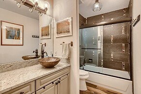 2 Bedroom PLATINUM Vacation Paradise! Hot Tub,Kick back in Style! 2 Ho