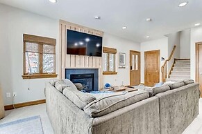 Private Hot Tub, Mountainscape Chalet! Family Paradise! 2 Bedroom Home