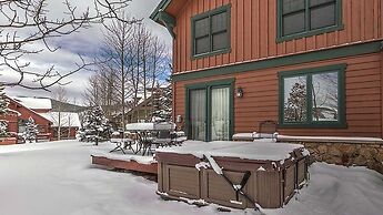 Private Hot Tub, Mountainscape Chalet! Family Paradise! 2 Bedroom Home