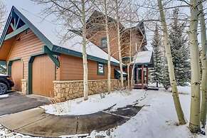 Private Hot Tub, Mountainscape Chalet! Family Paradise! 2 Bedroom Home