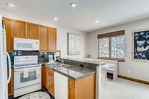 Private Hot Tub, Mountainscape Chalet! Family Paradise! 2 Bedroom Home