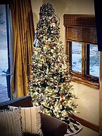 Private Hot Tub, Mountainscape Chalet! Family Paradise! 2 Bedroom Home