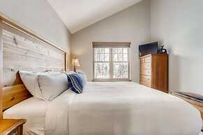 Private Hot Tub, Mountainscape Chalet! Family Paradise! 2 Bedroom Home