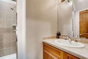 Private Hot Tub, Mountainscape Chalet! Family Paradise! 2 Bedroom Home