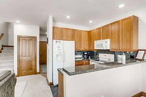 Private Hot Tub, Mountainscape Chalet! Family Paradise! 2 Bedroom Home