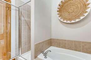 Private Hot Tub, Mountainscape Chalet! Family Paradise! 2 Bedroom Home