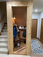 Private Hot Tub, Mountainscape Chalet! Family Paradise! 2 Bedroom Home