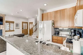 Private Hot Tub, Mountainscape Chalet! Family Paradise! 2 Bedroom Home