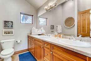 Private Hot Tub, Mountainscape Chalet! Family Paradise! 2 Bedroom Home