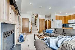 Private Hot Tub, Mountainscape Chalet! Family Paradise! 2 Bedroom Home