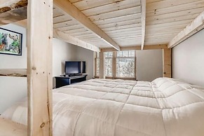 Private Hot Tub, Mountainscape Chalet! Family Paradise! 2 Bedroom Home