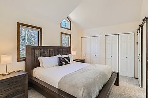 2bedroom+Loft Private Entry, Lake Views, Amazing Location, Near all Sk