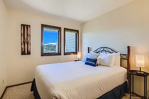 2bedroom+Loft Private Entry, Lake Views, Amazing Location, Near all Sk