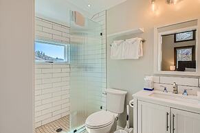 2bedroom+Loft Private Entry, Lake Views, Amazing Location, Near all Sk