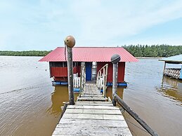 OYO 90708 D'kuala Waterfront Chalet & Boat Charters