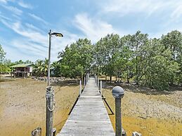 OYO 90708 D'kuala Waterfront Chalet & Boat Charters