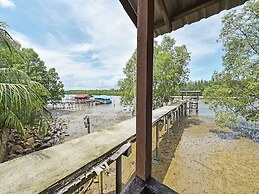 OYO 90708 D'kuala Waterfront Chalet & Boat Charters
