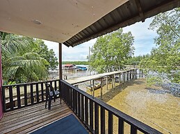 OYO 90708 D'kuala Waterfront Chalet & Boat Charters