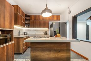 Casa Madera Parque Lleras by HOUSY HOST