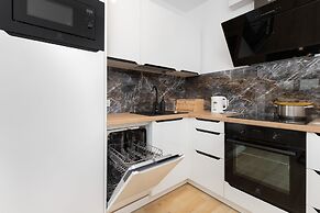 Obrońców Wybrzeża Gdynia by Renters