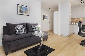 Obrońców Wybrzeża Gdynia by Renters