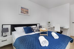 Obrońców Wybrzeża Gdynia by Renters