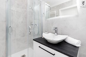 Obrońców Wybrzeża Gdynia by Renters