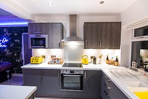 Stunningly Refurbished 1 bed Home on the N/e Coast