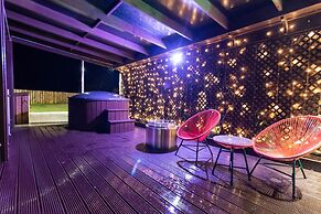 Stunningly Refurbished 1 bed Home on the N/e Coast