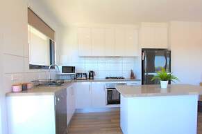 StayCentral-Heidelberg Heights Penthouse