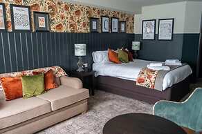 Cat & Lion Country Pub and Hotel