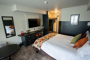 Cat & Lion Country Pub and Hotel