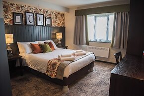 Cat & Lion Country Pub and Hotel