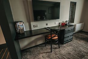 Cat & Lion Country Pub and Hotel