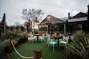 Cat & Lion Country Pub and Hotel