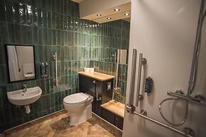 Cat & Lion Country Pub and Hotel