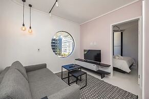 Chic and Modern 1 Bedroom Apartment With Lions Head View