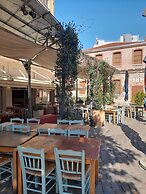 BLACK ONYX COMFORT SUITES