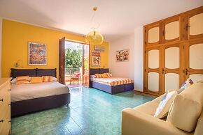 Una Scogliera sul Mare con Piscina by Wonderful Italy