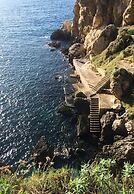 Una Scogliera sul Mare con Piscina by Wonderful Italy