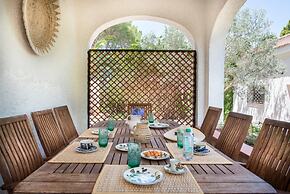 Una Scogliera sul Mare con Piscina by Wonderful Italy