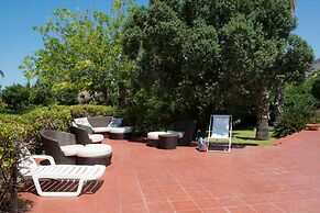 Una Scogliera sul Mare con Piscina by Wonderful Italy