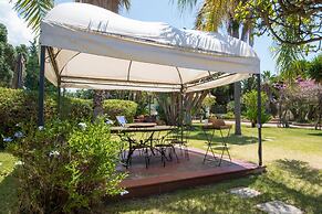 Una Scogliera sul Mare con Piscina by Wonderful Italy