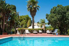 Una Scogliera sul Mare con Piscina by Wonderful Italy